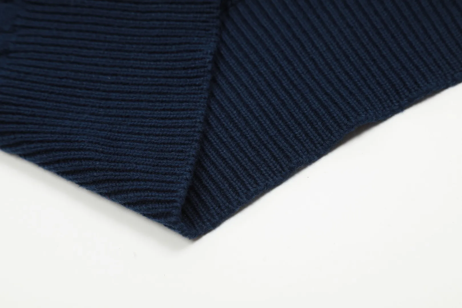 🅿️176 "Top quality" Style number: DS021# (not off the shelves all year round) [Ralph Lauren round neck cardigan solid color pony embroidered logo knitted short sleeves] ✅Ralph Lauren classic basic versatile all-season cardigan knitted short sleeves ✅Main supplier platform live broadcast Wholesale entities Replenish when out of stock Not off the shelves ✅ZP quality 1:1 version Scan the code to enter the GF website Counter quality ✅Details and quality are the only one in Guangzhou. Imported quality cotton yarn, focusing on high-end, cost-effective. Needless to say good quality. ✅The version is restored to the original order. The maximum size can be worn up to 160 pounds. Loose, comfortable and stress-free.